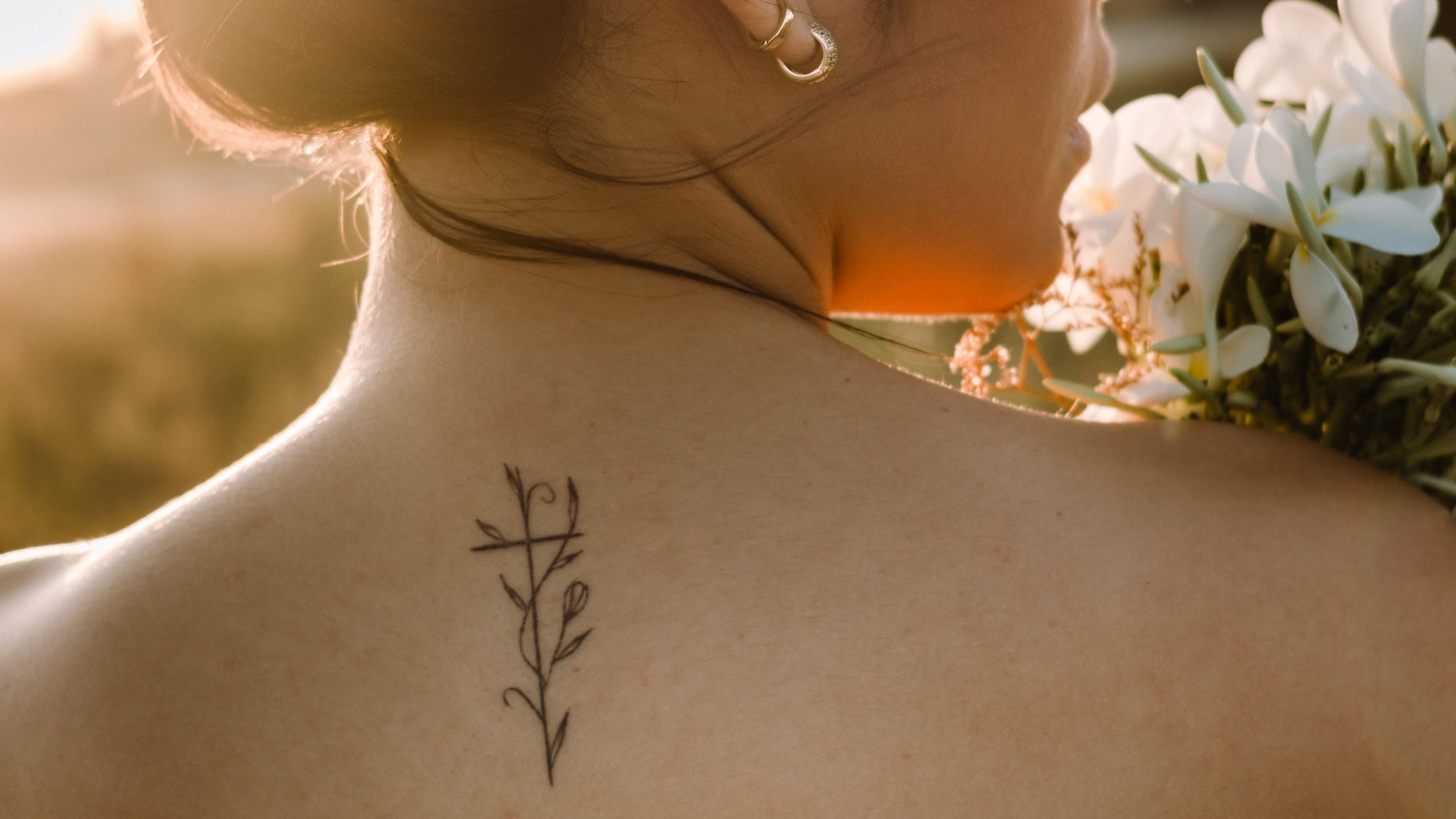 Inspiração de tatuagem fine line delicada